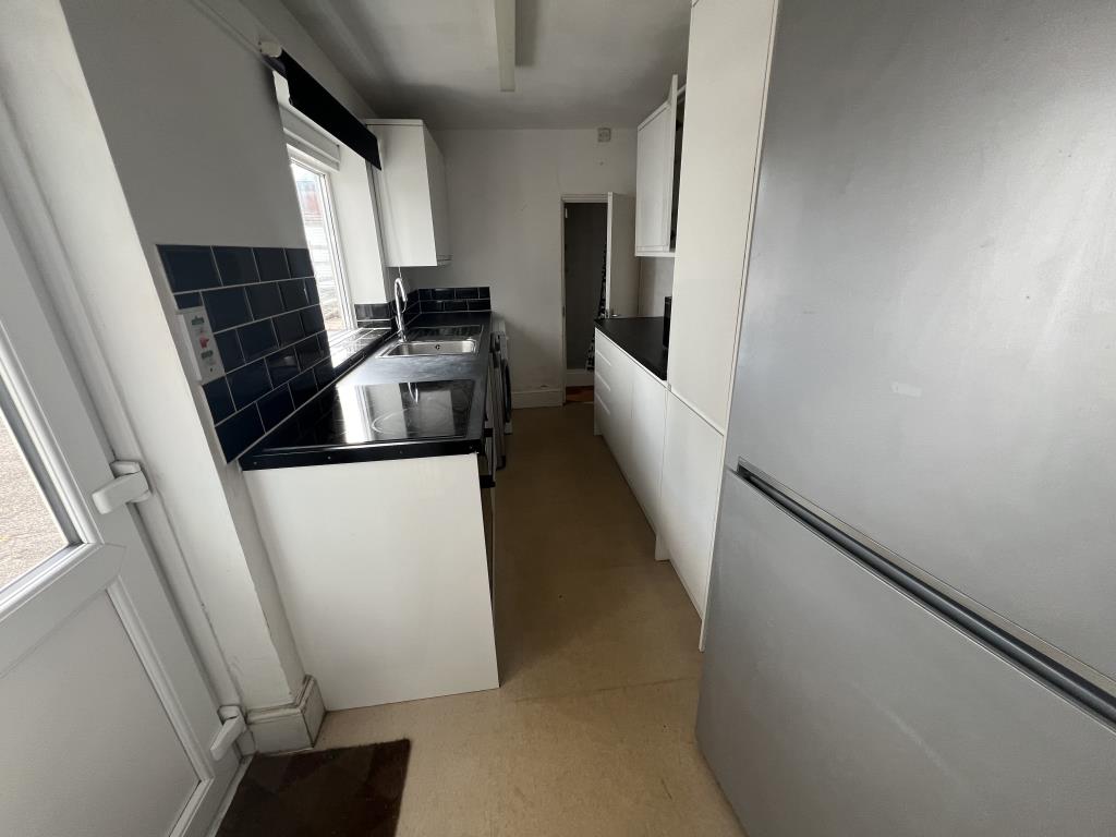 Lot: 132 - VACANT LICENCED HOUSE OF MULTIPLE OCCUPATION WITH PARKING, CLOSE TO EXETER UNIVERSITY - Communal kitchen in property